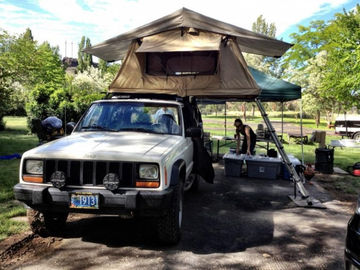 Namiot na zewnątrz namiotu kempingowego na dachu Top of Jeep Wrangler z homologacją CE