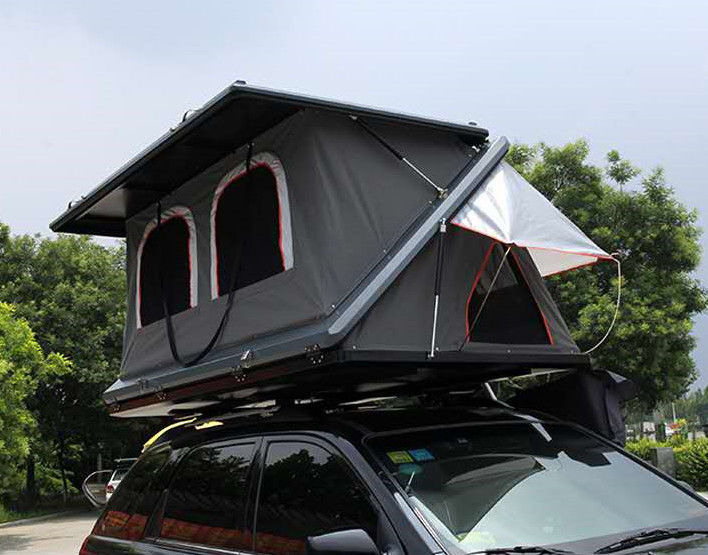 Pół-automatyczny namiot dachowy z twardą skorupą w kształcie litery Z.